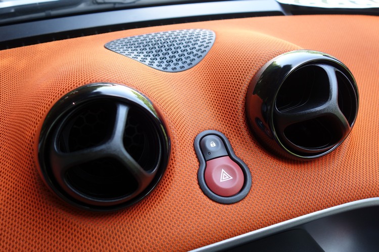 什麼碳纖、木紋、金屬飾板都閃邊去!年輕買家喜歡的就是這種色彩鮮艷的網眼織布。