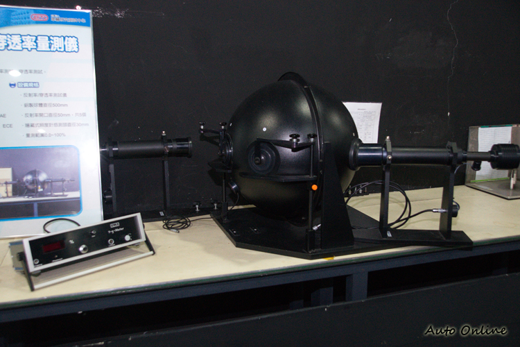 用來進行光學反射率、穿透率測試的量測儀。