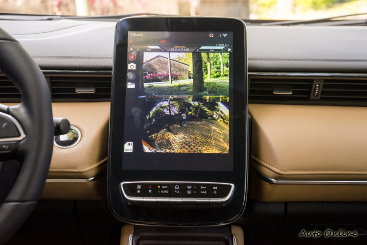 行車AR影像讓駕駛者更好地掌握車輛四周狀況。