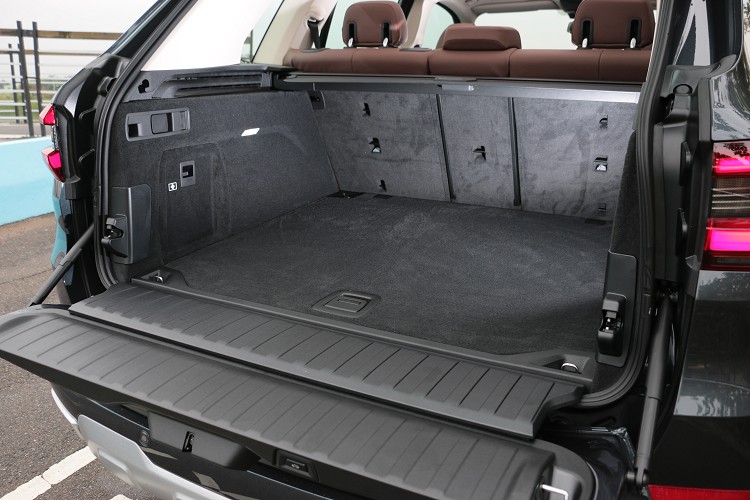 搭配40/20/40分離可傾倒後座椅背,行李廂容積可從650公升擴充至1860公升。