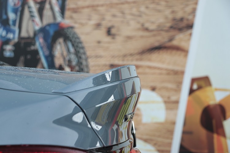 車尾行李廂微微上揚,結合低調的小鴨尾,低調卻有著它實際效益。