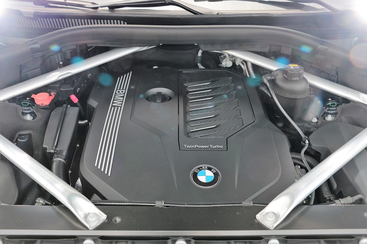 台灣販售的X7車型只有單一動力規格,搭載的是原廠代號B58的3.0升6缸渦輪增壓汽油引擎。