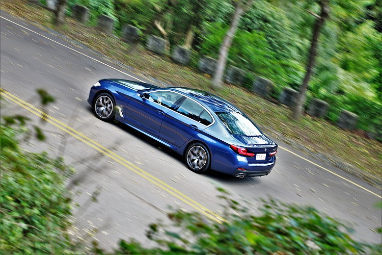 前鋁合金雙A臂、後鋁合金多連桿,造就出很明確、清晰的路感。