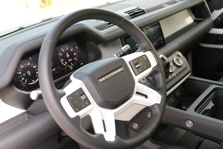 方向盤右方有ACC主動定速含車流排隊輔助功能按鍵,經典與科技完美融合。