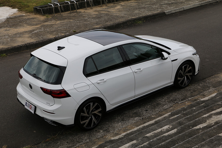 Golf 8依然保有簡單線條和飽滿輪廓的特色,粗壯的C柱特徵當然也繼續保留下來。