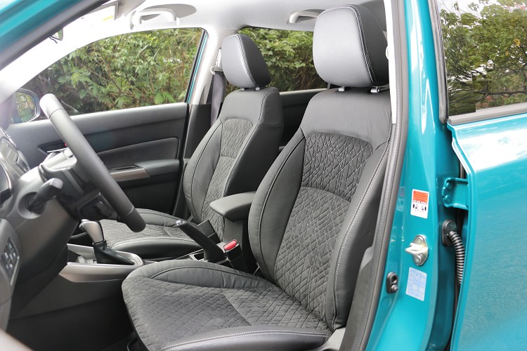 座椅呈現舒適的材質,不硬也不硬,拿捏的剛剛好。