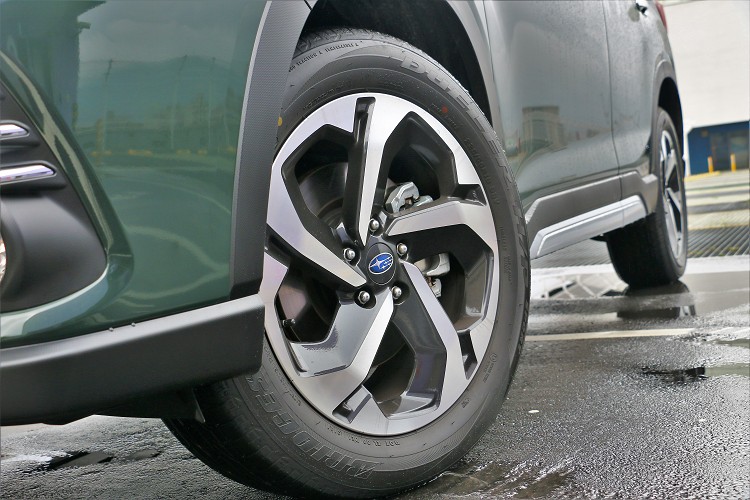 車側最吸引目光的就是18吋五幅式運動化雙色鋁圈,讓休旅車也能具有跑車樣貌。