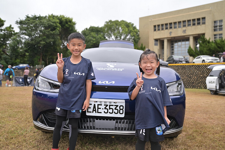 為加強學童行車安全觀念,活動規劃足球相關趣味闖關遊戲,讓參與民眾體驗運動樂趣同時宣導交通安全教育行車守則。