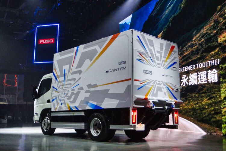 eCanter嶄新的外觀設計融入了橙色和藍色的元素。