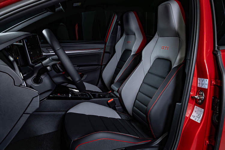 座椅設計依車型不同提供ArtVelours類麂皮/織布座椅、跑車型座椅或Nappa Carbon 碳纖維紋真皮跑車座椅。