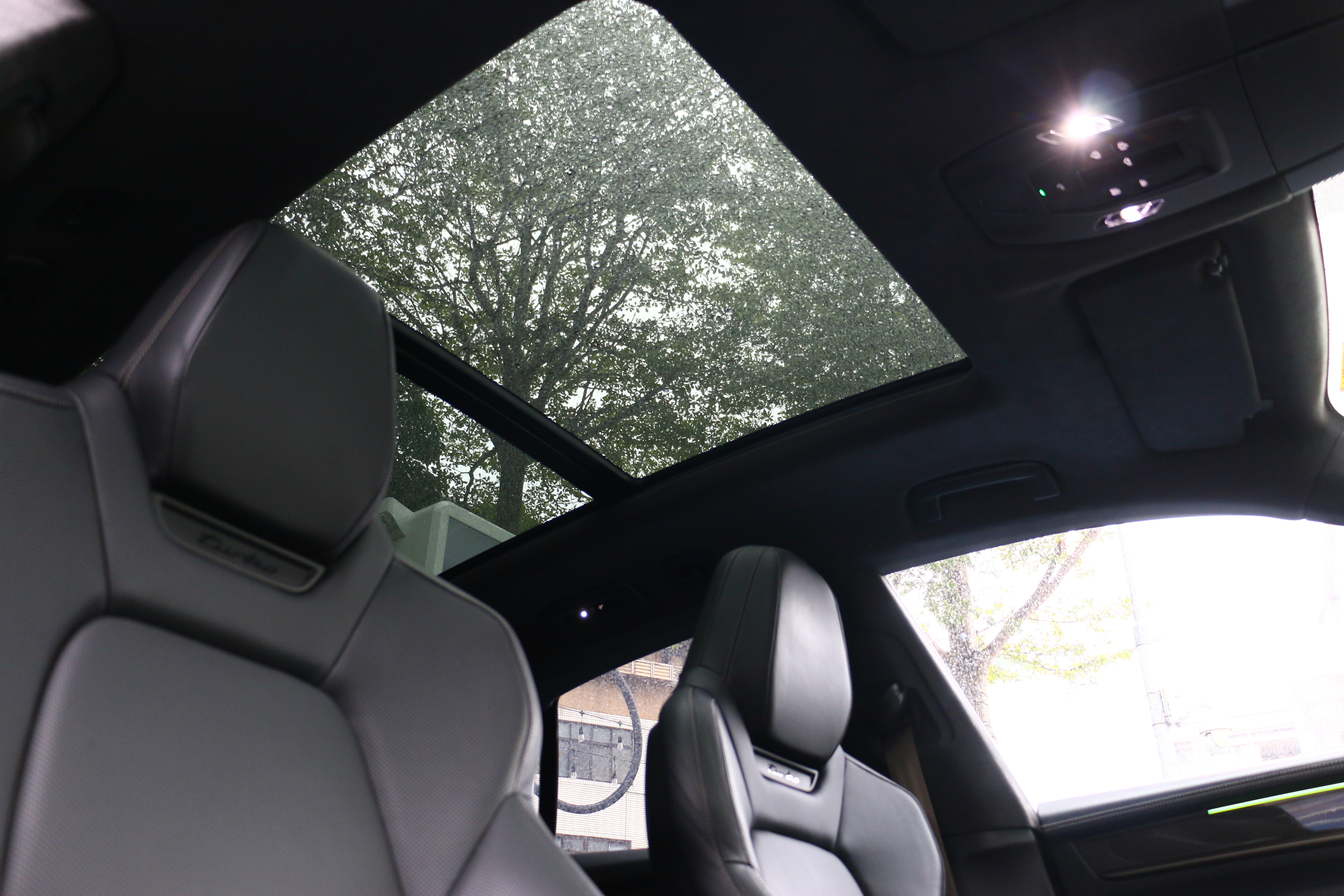 大面積全景式天窗，在電動車上是一種享受，寧靜的空間得到一種愜意。