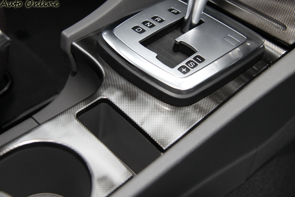 中控台用了類似碳纖維紋路的飾板增加車內年輕動感的氛圍。