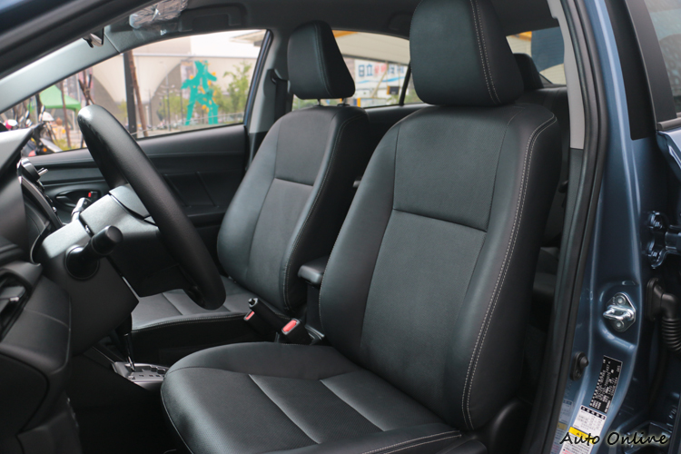 座椅包覆性比想像中的優異,在內裝配色方面原廠提供黑色與米色(受訂生產)內裝兩種。