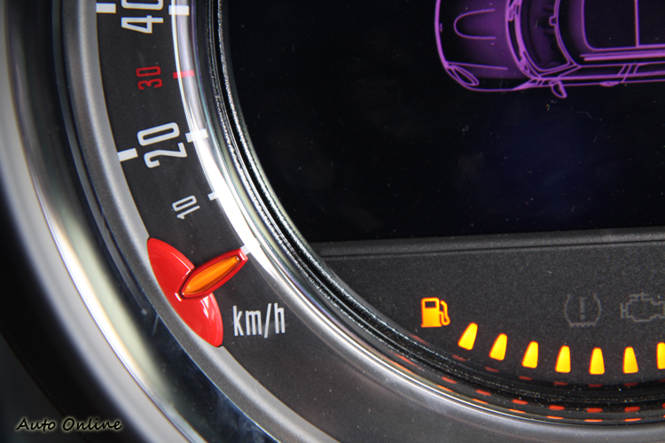 帶有點懷舊氣息的時速表可愛的模樣真是叫人難以抗拒。