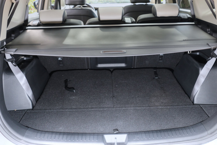 遮物捲簾在七座模式下,還能收進地板下置物格內固定。