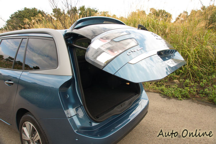 電動啟閉尾門(附遙控功能)方便行李的取放