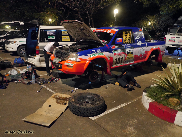 車隊經理陳和皇與來自台灣後勤的莊文彬,每晚面臨不同挑戰都一一克服,帶領車隊奪得女子組冠軍。