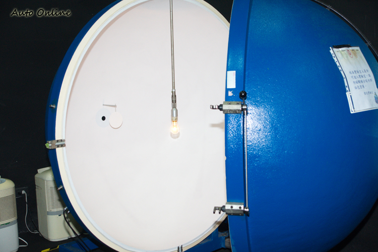 執行燈泡光通量測試的燈泡檢測積分球。