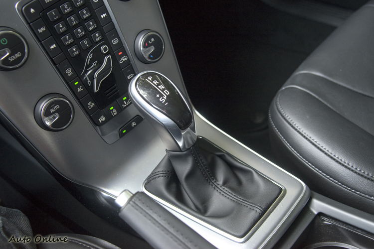 Geartronic六速手自排換檔邏輯還算聰明,但仍難彌補低速油門反應不夠快的問題。