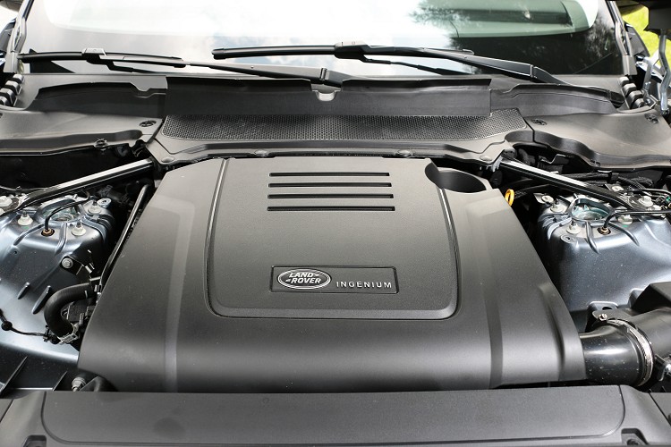 Discovery SI4使用Ingenium四缸2.0升渦輪增壓引擎,最大馬力為300ps/5500rpm與最大扭力40.8kgm/1500-4000rpm。
