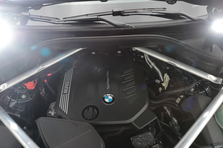 BMW X5 xDrive25d搭載一具2.0升四缸渦輪增壓柴油引擎,整體的輸出透性非常符合這類大型休旅車的輸出特性。