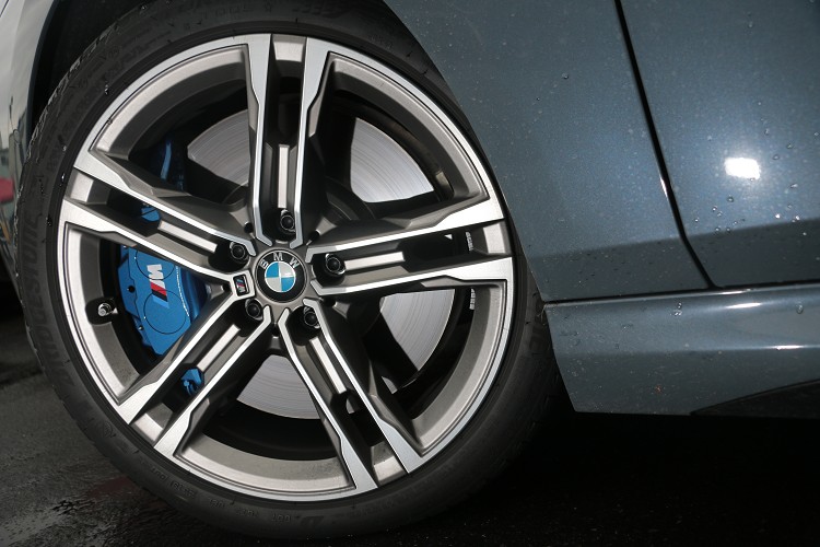 M款運動化煞車套件升級為四活塞煞車卡鉗,並且施以藍色烤漆結合M Power字樣。