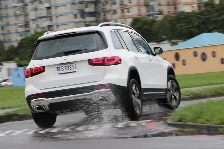 和汽油車款GLB 180相比,GLB 200d柴油動力提供更充沛的動力表現。