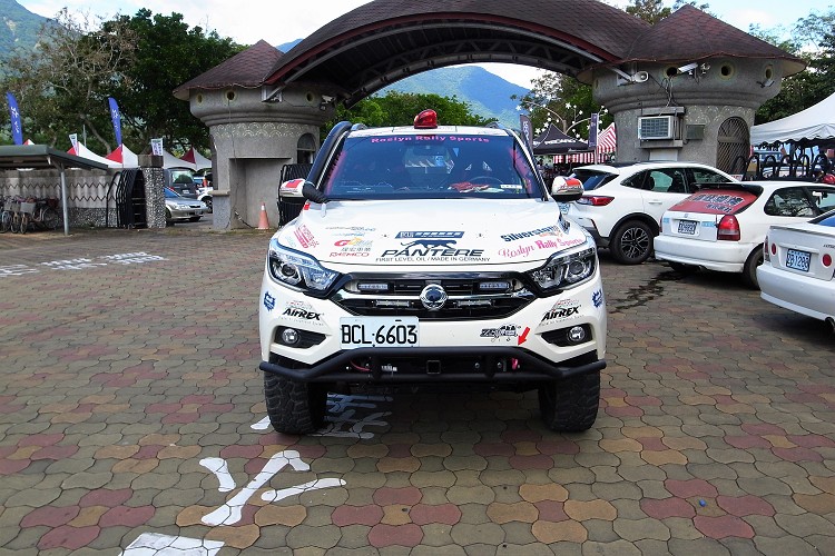 車頭安裝了管狀的保險桿,可藉由它的粗壯開山闢土,車頭還有安裝絞盤的鎖孔以及明顯拖車鉤位置,一切都符合賽事的安全規範。