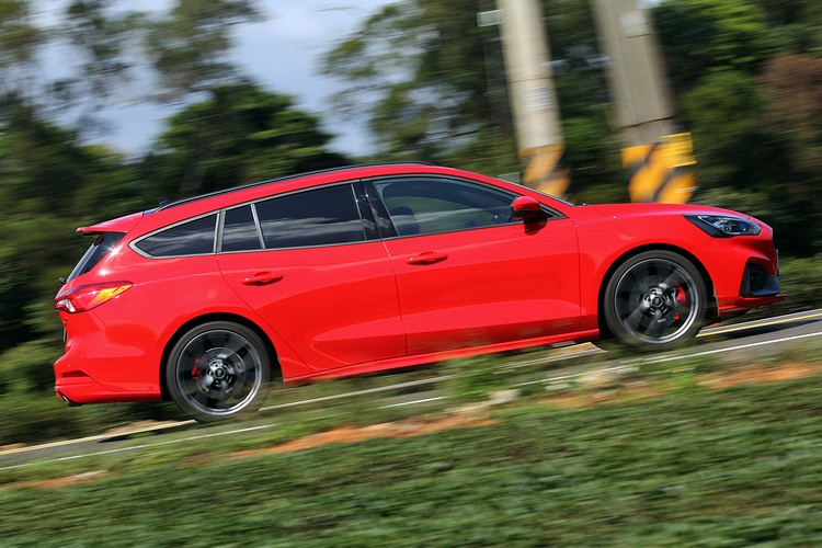 車身前半部設計大致與掀背款相同,尾部線條則是中規中矩。