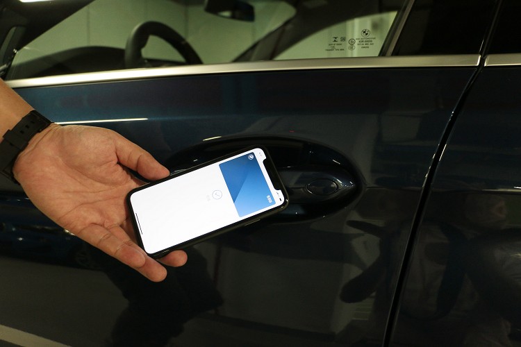 手中的Apple iPhone變身為數位鑰匙,除了門把感應的開鎖/解鎖功能外,只要將手機放在無線充電座上便能直接啟動引擎。