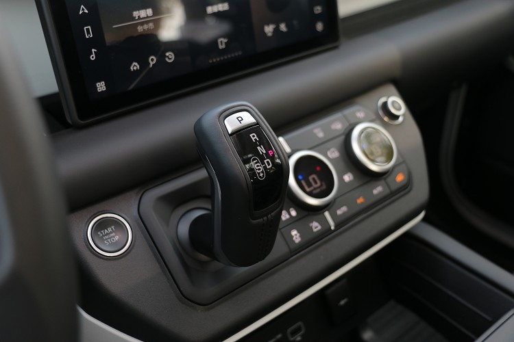 線控的排檔桿,造型、位置也相當獨特,用意是國外前排可選三人座。