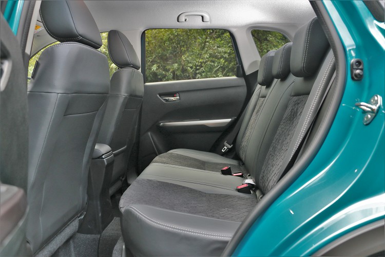 軸距只有2500mm的緣故,原本對於後座空間不敢奢求,但實際上椅面夠長,坐起來還蠻舒服的。