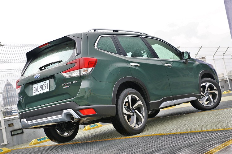 車尾C字光條尾燈與燈頭燈相互輝映,單邊單出的排氣管則顯得有些含蓄,但依舊不減Forester的動感跑格。