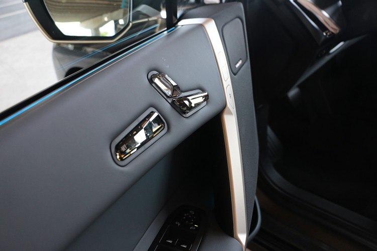 座椅的調整從原本在椅面旁邊改到車門版上。