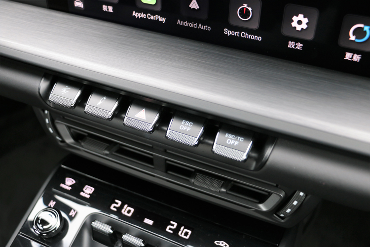 動態循跡有兩段,特意使用獨立實體按鍵,這才是標榜樂趣跑車會做的事。