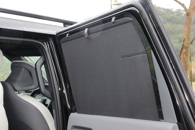 後門窗戶配備遮陽拉簾,同時隔音效果令人滿意。