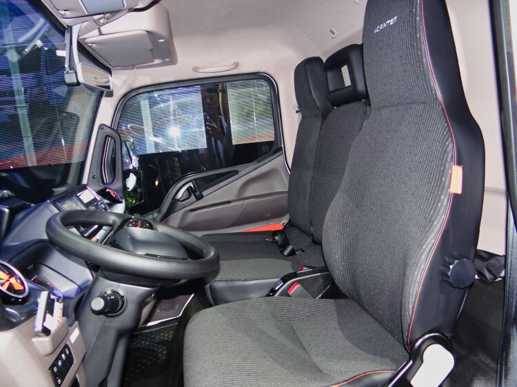 車內配置Isringhausen人體工學駕駛座椅,以及10吋LCD全液晶彩色數位儀表板。