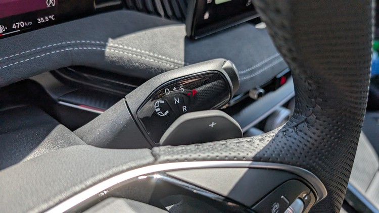 七速DSG雙離合器自手排透過電控線傳的撥桿式介面操作,操作直覺也省去佔用中控台空間