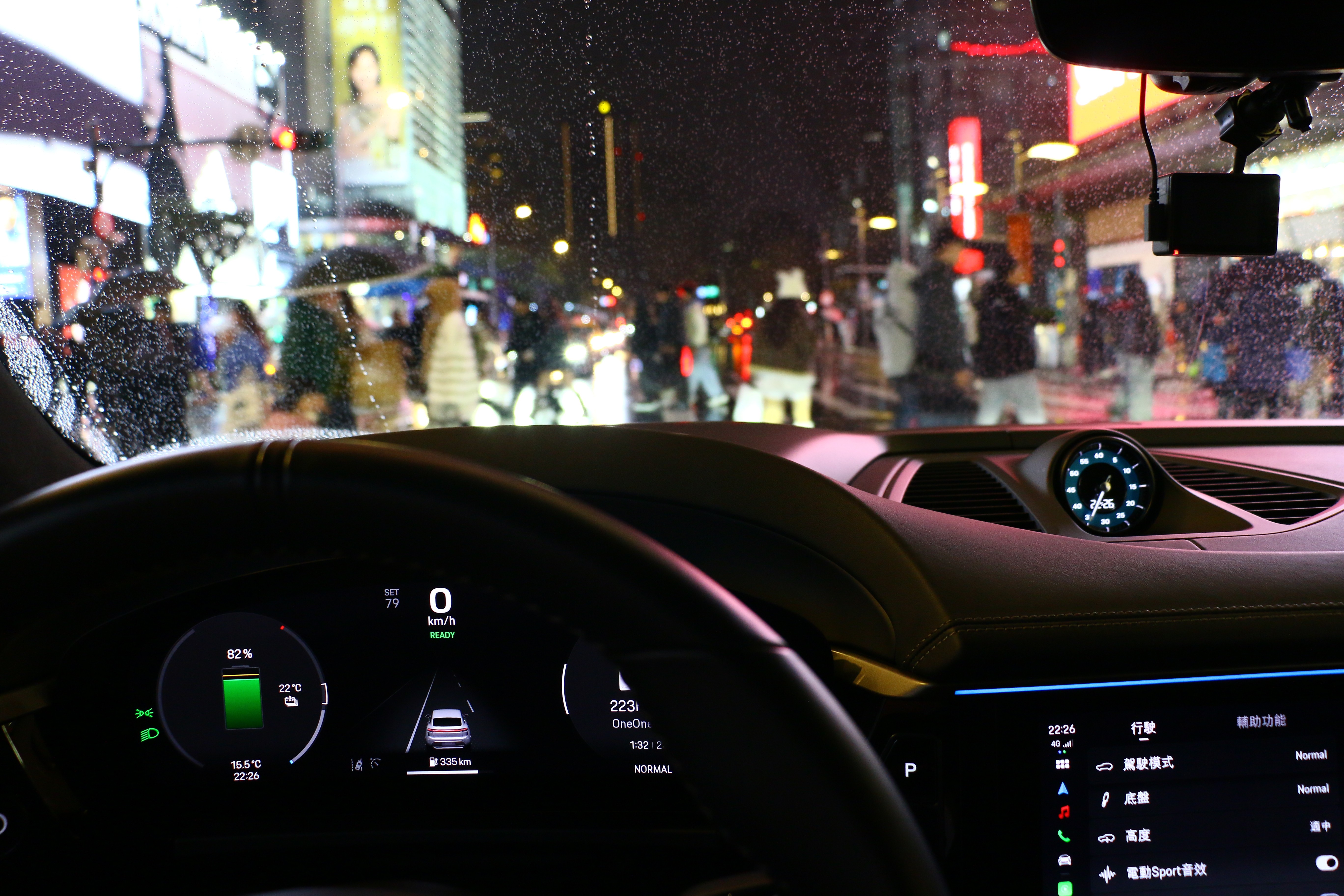 在深夜的台北，Macan Turbo Electric 向我證明了它不僅僅是「電動版的 Macan」。它是一部徹底進化、為未來而生的全新物種。