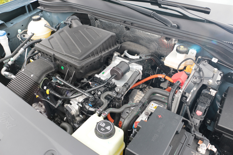 1.5T Per4mance Hybrid系統搭載了尖端的 P3+P1 原生油電架構，這在目前的油電市場中屬於極高效率的配置。