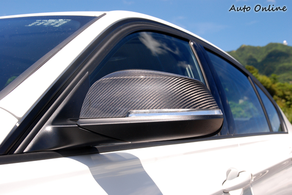 左右後照鏡加上碳纖維飾蓋,這可不是仿間用貼紙貼的,而是量身訂做、手工碳纖維製品。