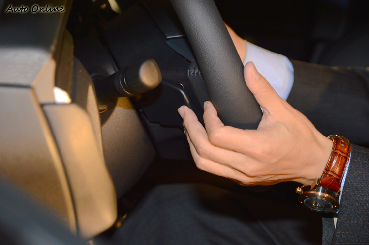 內裝除前座椅型式不同,也具備車系唯一的方向盤換檔撥片。