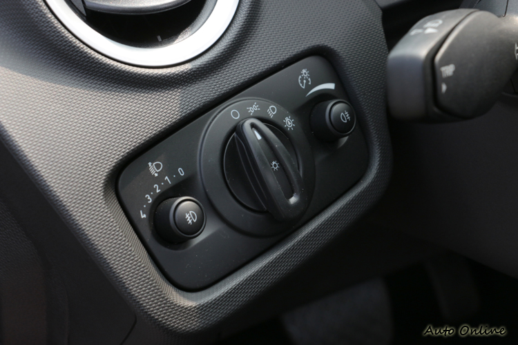 Fiesta頭燈有自動啟閉功能。