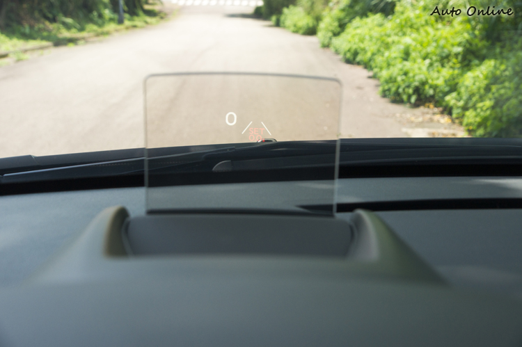 抬頭顯示器可顯示車速、定速與車距警示。