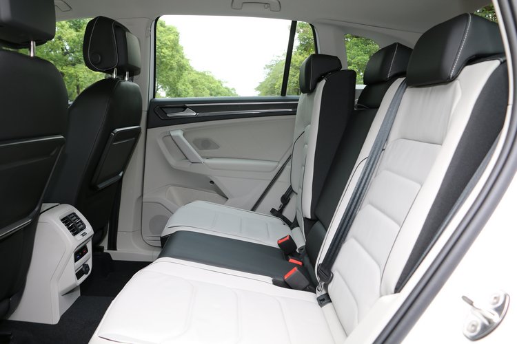 後座空間大幅提昇,可前後移動、椅背角度調整的機能,更為舒適加分。