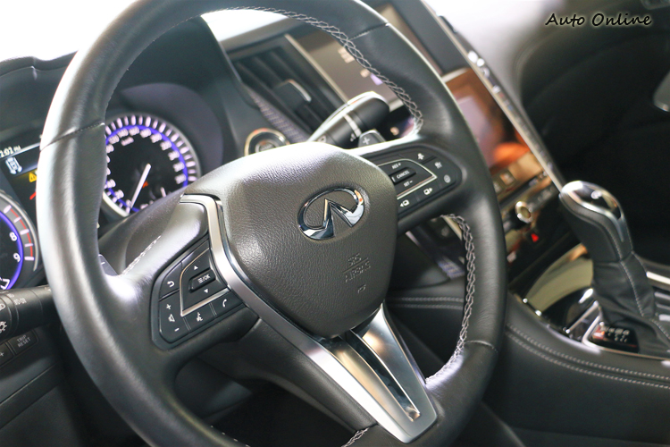 在Q60S 3.0t方向盤後方有換檔撥片,2.0t則只能從排檔桿操作。