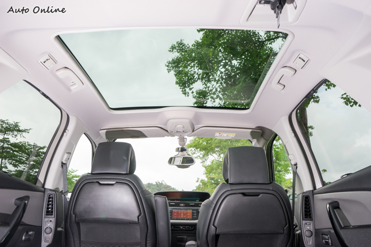 大面積玻璃天窗帶來相當的車室開放感。