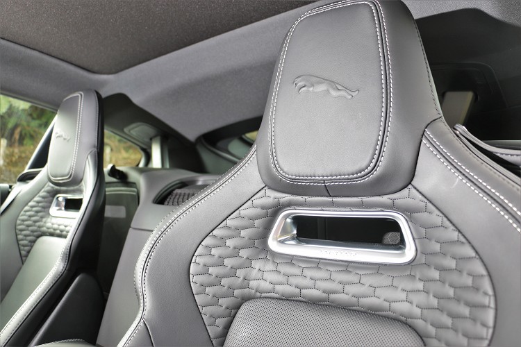 P450車型雙前座進一步升級為奢華的溫莎皮革高性能跑車座椅,頭枕處繡有Jaguar的標準圖案。