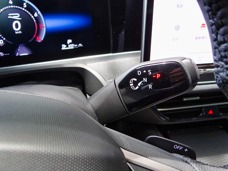 排檔裝置移到方向盤機柱右側,並以轉動方式來變換檔位。