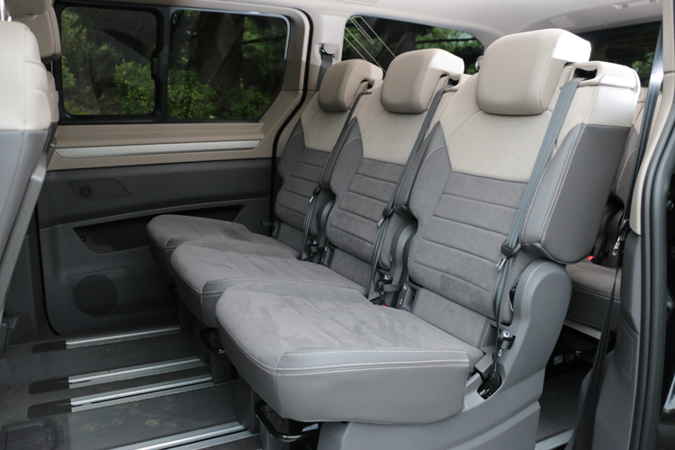 在商務用途上，Multivan 8人座展現出高度效率與體面兼具的優勢，車內採用 2-3-3 座椅佈局，可一次容納7位乘客。